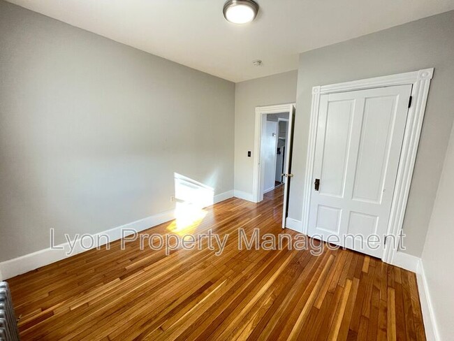 Building Photo - 315 Bullocks Point Ave