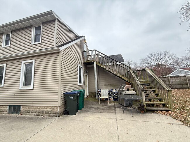 Building Photo - 511 10th Ave SE