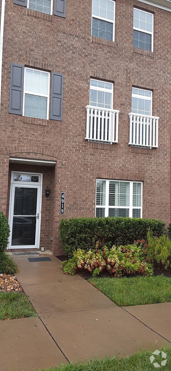 New Apartments For Rent in Williamsburg, VA with Hardwood Floors 2