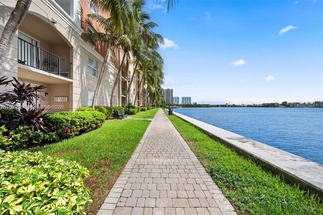 Foto del edificio - 17100 N Bay Rd