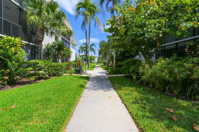 Foto del edificio - ***HIDDEN LAKE AT PARK SHORE***2/2 OFF-SEASONAL RENTAL***WITH PARK SHORE BEACH PASS!!!!***