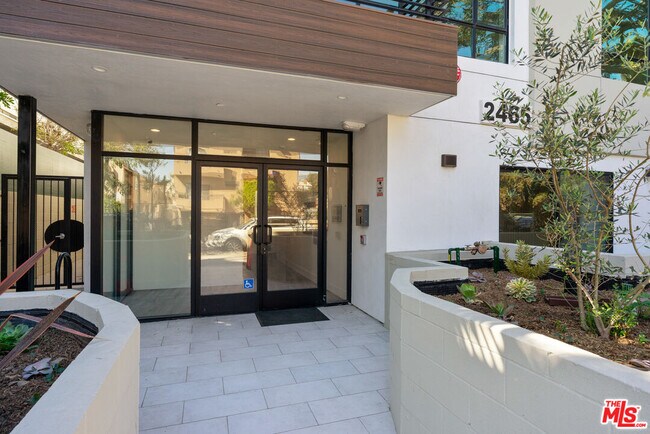 Foto del edificio - 2465 Purdue Ave