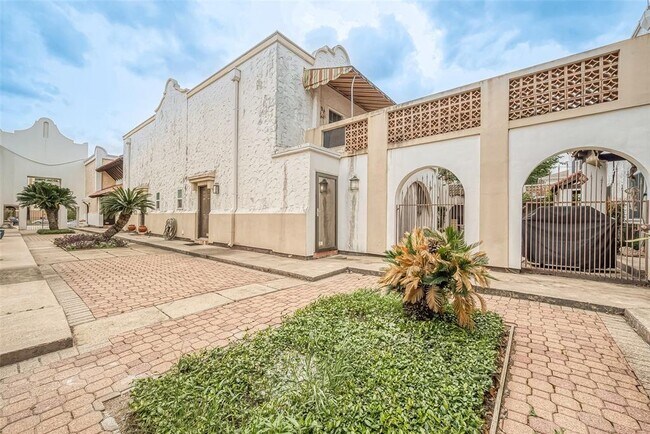 Building Photo - 2744 Briarhurst Dr