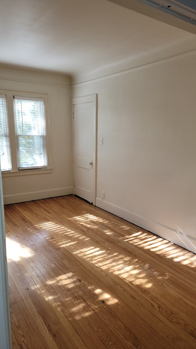 Building Photo - 860 Beaconsfield Ave