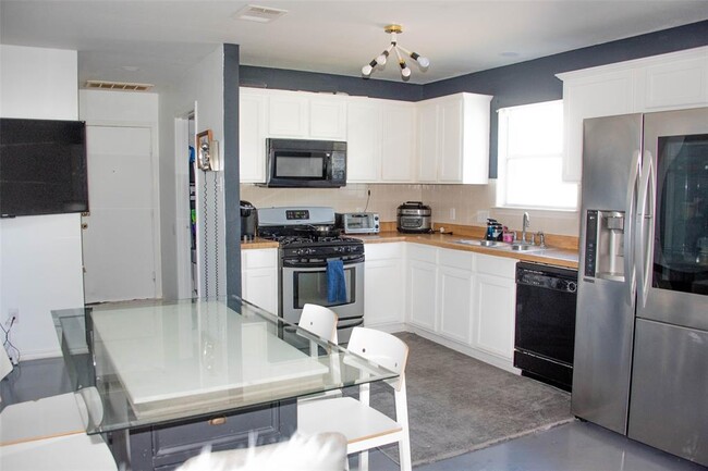 Building Photo - 928 Sally Lunn Way