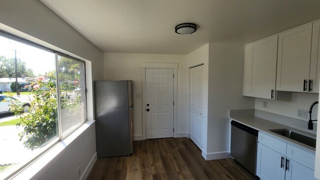 Foto del edificio - Move-In Ready Reno Gem