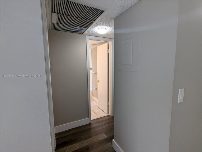 Foto del edificio - 10224 Twin Lakes Dr