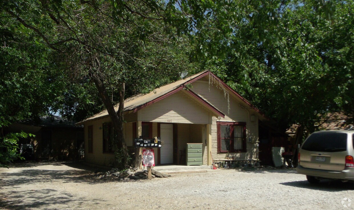 Primary Photo - 1607 Quintana Rd