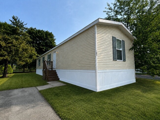 Building Photo - 185 Lakeshore Cir
