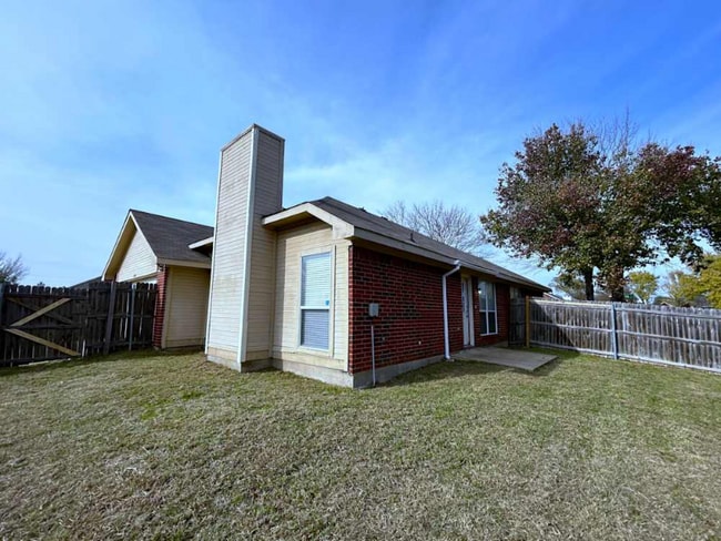 Building Photo - 2801 St Martin Dr