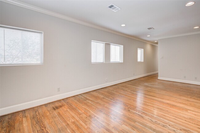 Foto del edificio - 6503 Mapleridge St