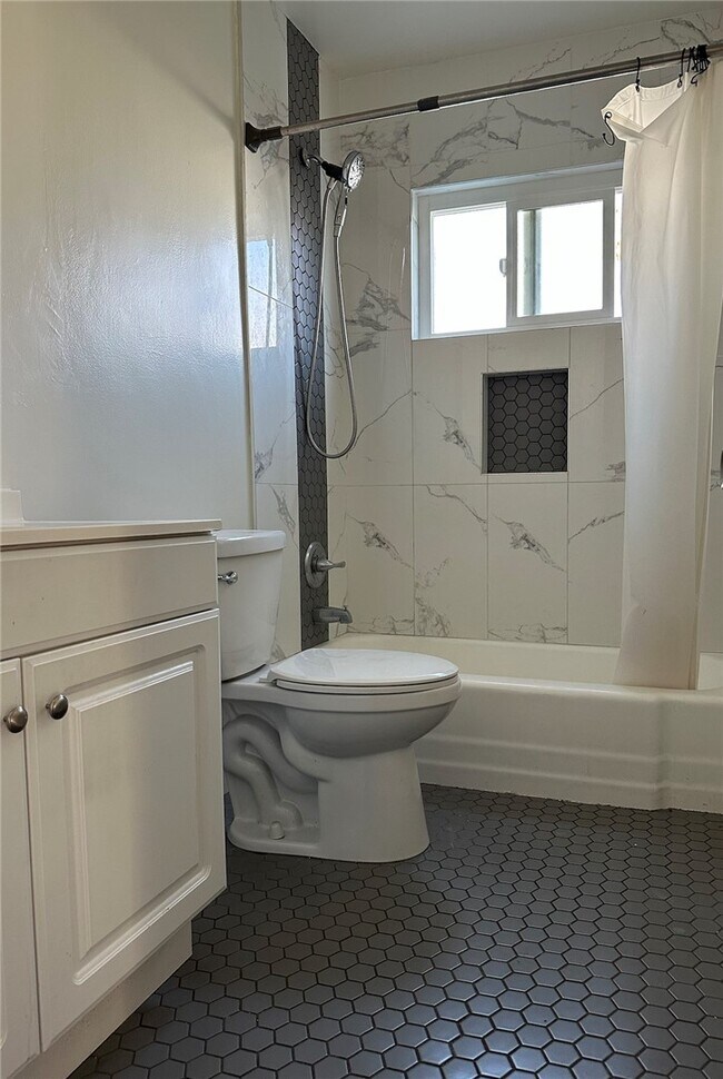 Foto del edificio - 6643 De Longpre Ave