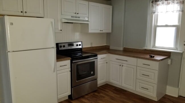 Building Photo - 7 Main St