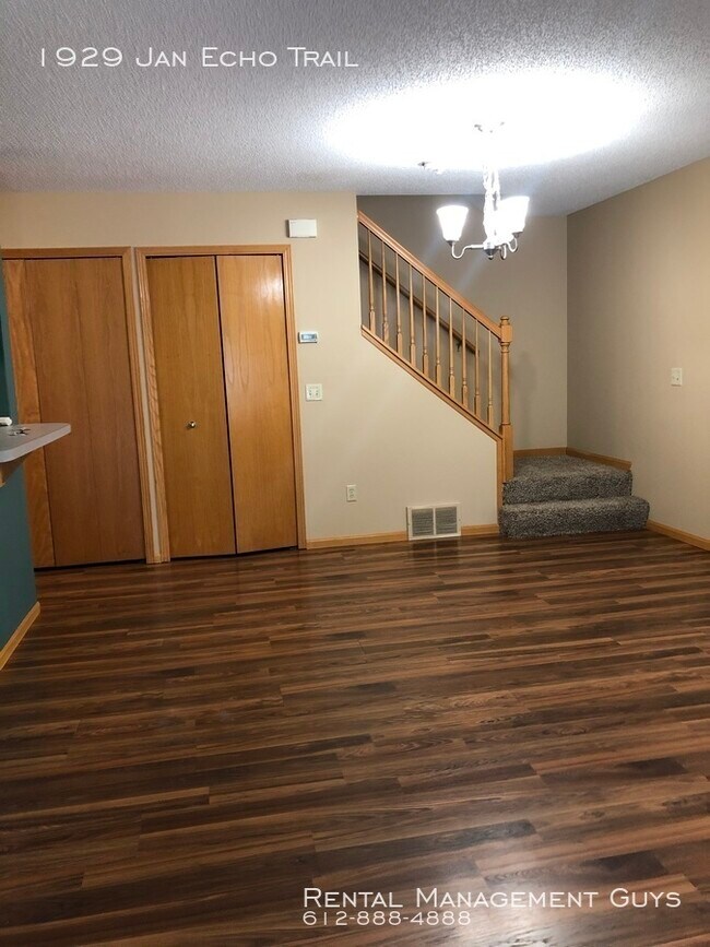 Foto del edificio - Very Nice 2 Bedroom Townhome - In Unit Lau...