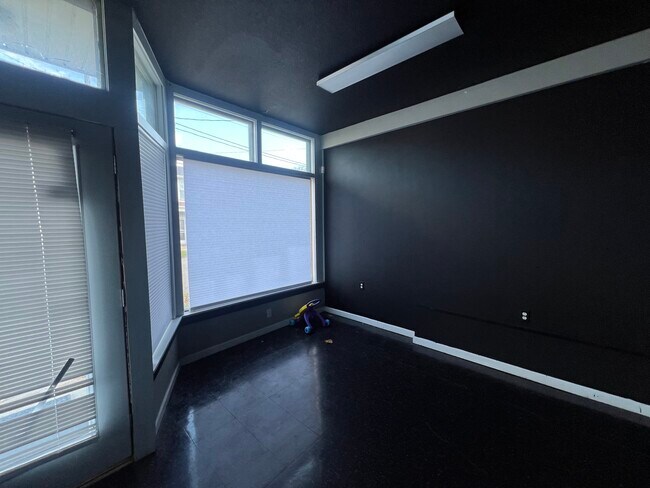 Building Photo - 402 Cascade St