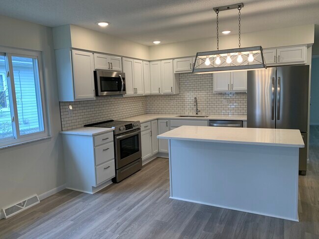 Nueva isla con encimera de cuarzo - 961 Fairlawn Ave