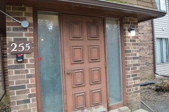 Building Photo - 255 E Court of Shorewood