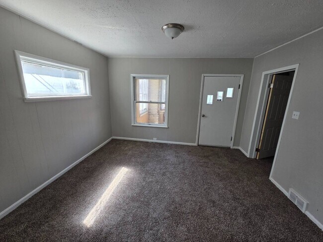 Foto del edificio - 3081 E 67th St