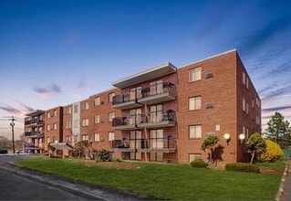 Building Photo - 400 Governors Dr