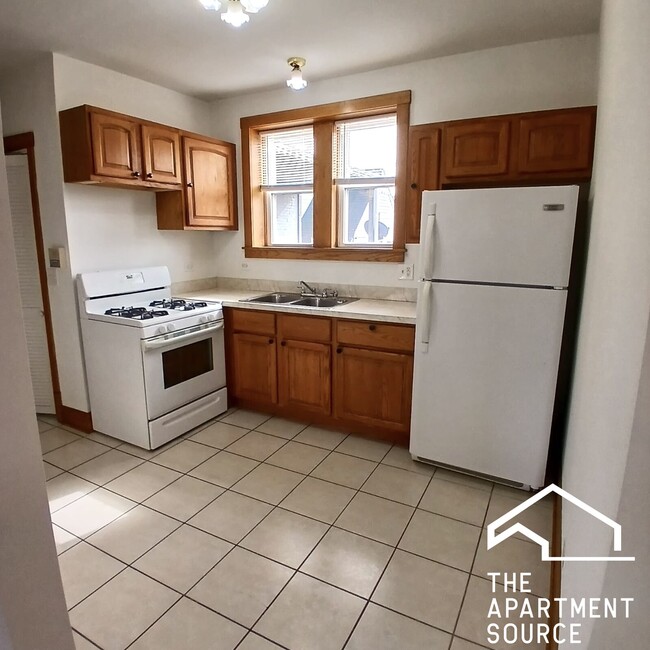 Building Photo - 5041 W Dickens Ave