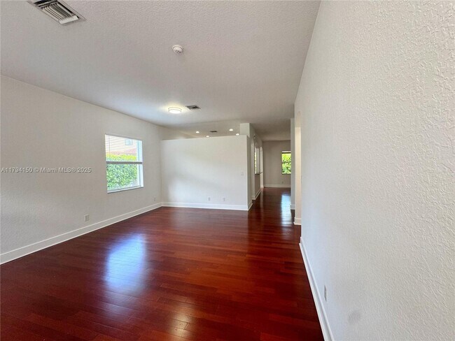 Foto del edificio - 4451 Laurel Pl