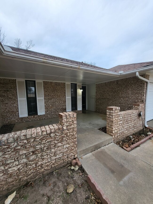Photo - (3) Bed/(2) Bath in Southern Hills w/ (2) Living Areas and Storm Shelter! House