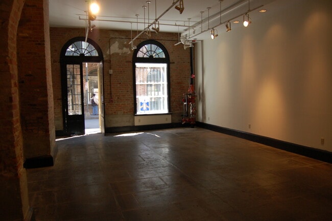 Building Photo - 733 Royal St