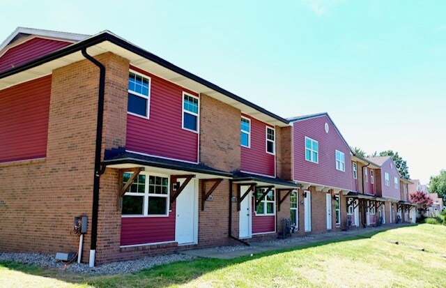 Building Photo - Two Bedroom one bathroom townhouse for rent