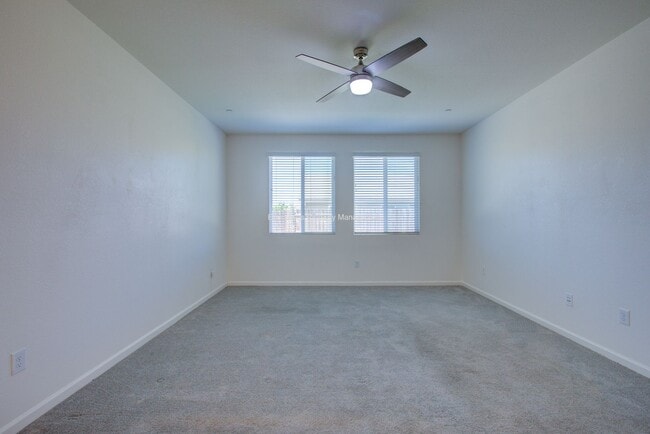 Building Photo - 495 Daffodil Dr
