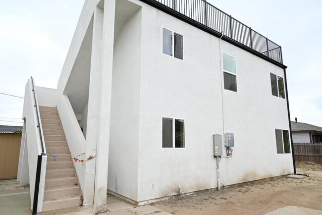 10701 1/2 Doty Ave - 10701 1/2 Doty Ave House