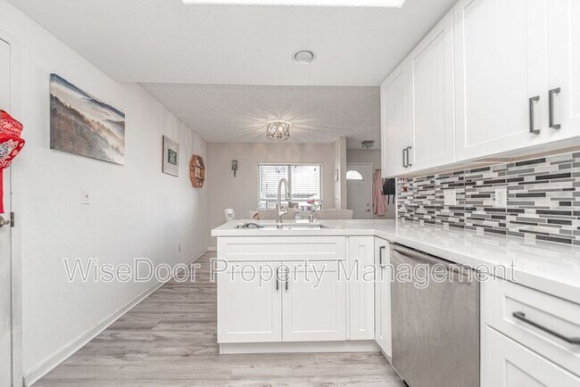 Building Photo - 9733 La Jolla Dr