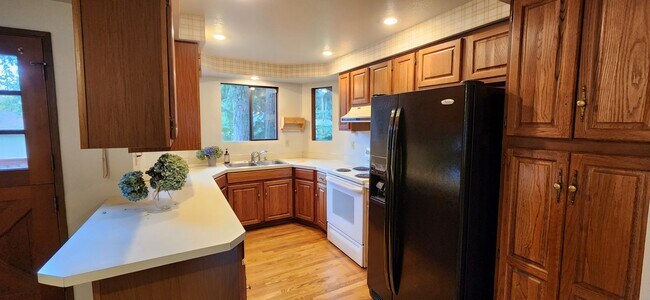 Foto del edificio - LYNNWOOD Spacious 3 bdrm + Den & Family Room Home