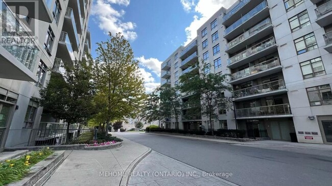 Photo du bâtiment - 816-1816 Lansdowne Ave
