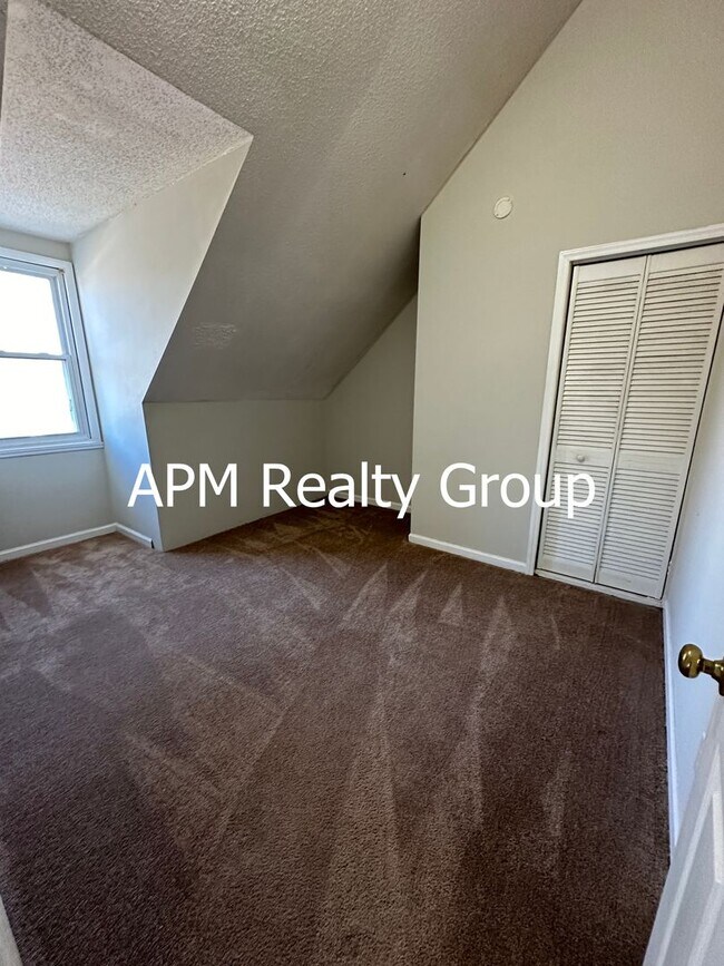 Building Photo - Rare 5 Bedroom Home