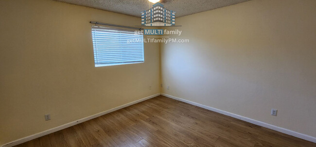 Building Photo - Spacious Phoenix Apartment