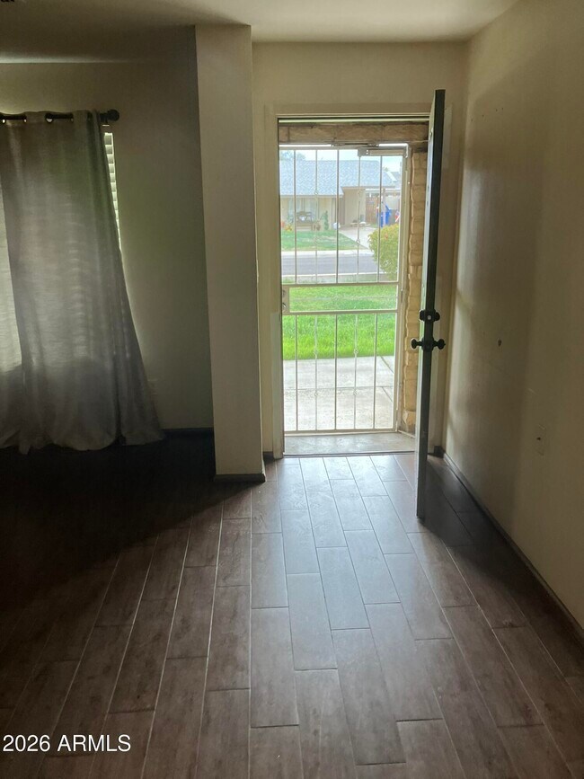 Foto del edificio - 7613 W Devonshire Ave