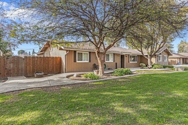 Building Photo - Madera Ranchos Home, 3BR/2BA, Built 1986 -...