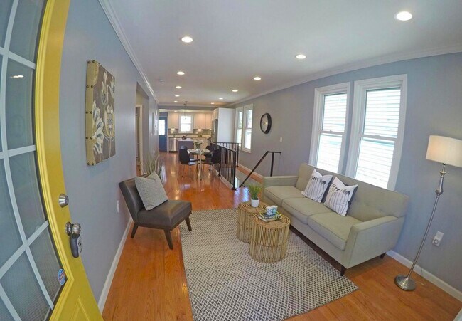 Foto del edificio - Beautiful Benning 3 Bedroom Renovated Bungalow Home with Yard, Parking, W/D.