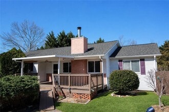 Building Photo - 1825 Skyline Dr