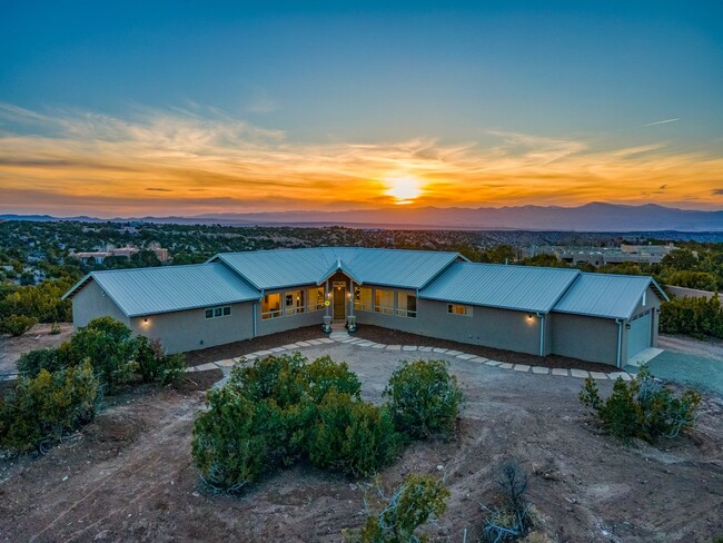 Building Photo - Breathtaking Home on Heather Lane