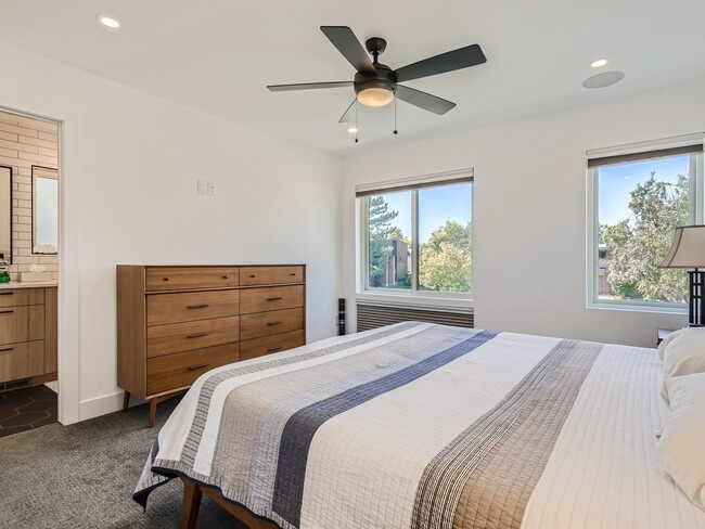 Building Photo - Evolve Real Estate: Gorgeous Rowhome with ...