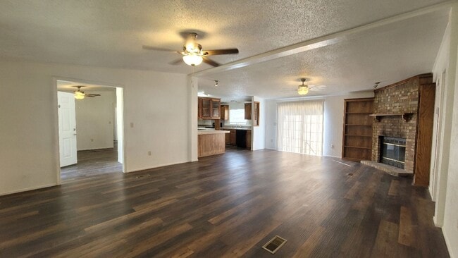 Building Photo - BEAUTIFUL 4 BEDROOM DOUBLEWIDE IN COMMANDE...