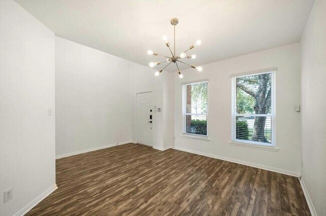 Foto del edificio - 2507 Eastwood Ln