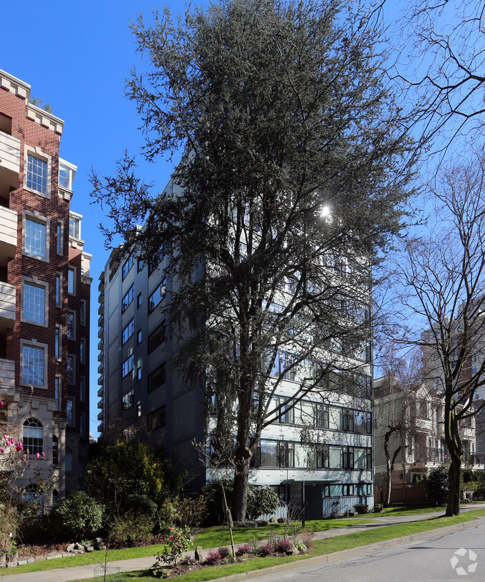 Building Photo - Skyline Apartments