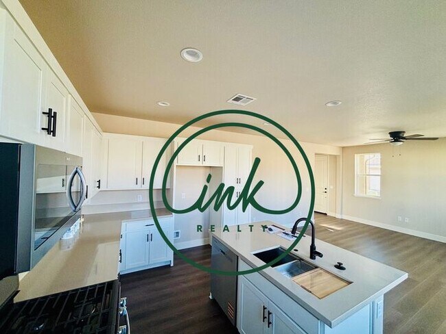 Building Photo - Beautiful NEWLY built Townhouse