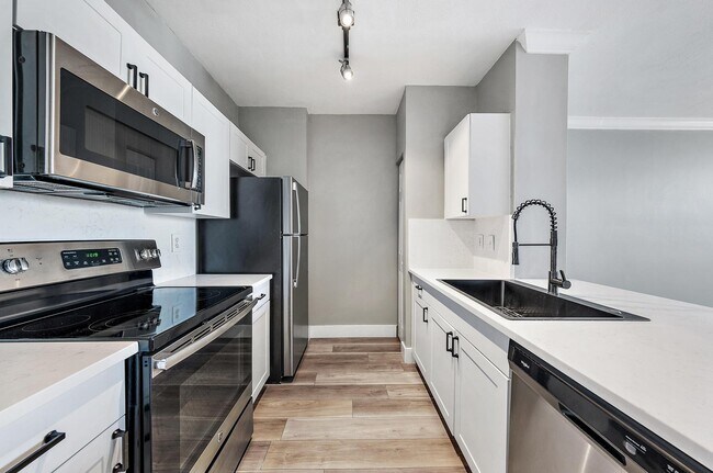 Building Photo - 630 S Sapodilla Ave