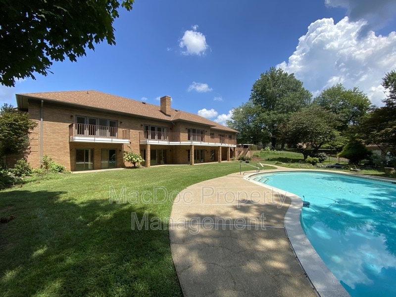 Primary Photo - 11225 N Club Dr