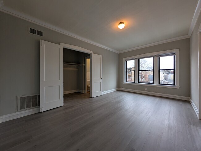 Building Photo - 2234 W Wilson Ave