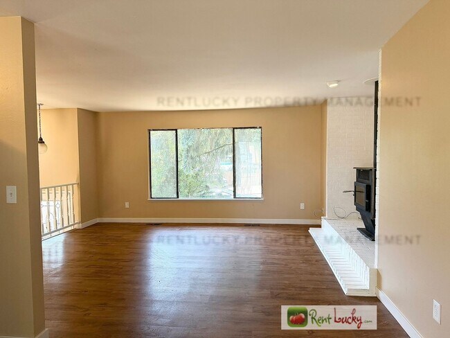 Building Photo - Terrific 4 Bedroom Home in Federal Way with Large Backyard and Bonus Room!