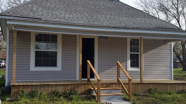 Building Photo - Newly remodeled 2 bedroom 1 bath with garage